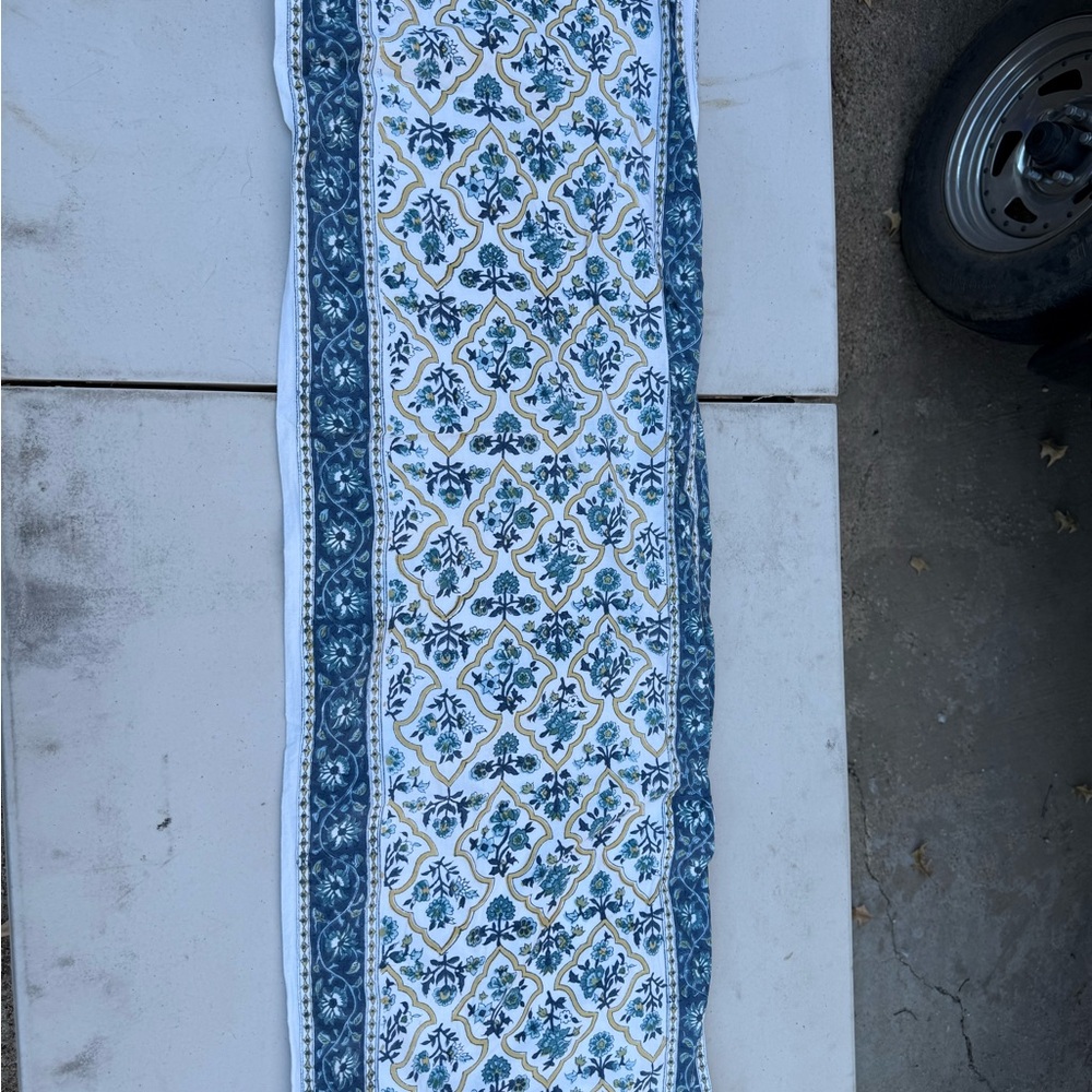 Williams & Sonoma 16 x 108” Table Runner